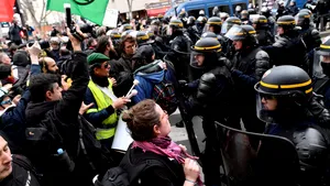 Premierul francez, hotărât să finalizeze reforma pensiilor, în ciuda grevei generale. Reacţia dură a unui lider de sindicat: „Lasă-l să asculte furia oamenilor”