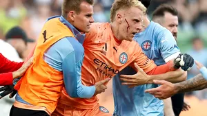 VIDEO Portarul unei echipe de fotbal din Australia, bătut de suporteri în timpul unui meci