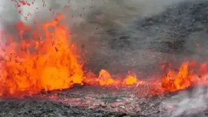 Lava fierbinte iese din pământ: imagini spectaculoase ale vulcanului din apropierea capitalei Islandei

