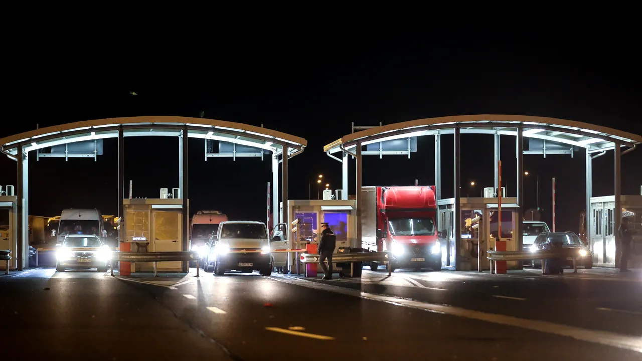 Peste 210.000 de oameni şi aproape 55.000 de maşini au trecut frontiera în ultimele 24 de ore