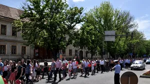 Bistriţa: Copiii de pe Valea Bârgăului, îmbrăcaţi în costume populare, au vestit Învierea Domnului - FOTO