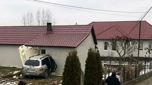 O şoferiţă de 18 ani din Bistriţa-Năsăud a ajuns cu maşina în zidul unei case 