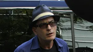 Un clip video în care Charlie Sheen îi face sex oral unui bărbat şi fumează crack, din anul în care actorul a fost diagnosticat cu HIV, a ieşit la iveală