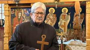 Preotul sculptor din Sibiu care a învăţat meşteşugul de la un fost deţinut