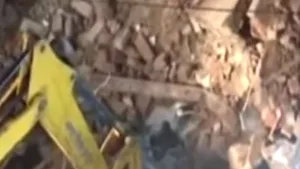 Un hotel s-a prăbuşit în India. Cel puţin 10 persoane au murit | VIDEO