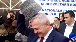 Dragnea, în elementul lui la Indagra: A probat căciuli de oaie, a degustat delicatesele expuse şi a testat o 
