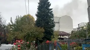 Incendiu la mansarda unui bloc din Sectorul 1 al Capitalei. Pompierii intervin cu mai multe autospeciale