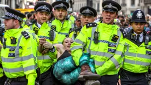 Peste 1000 de activişti au fost arestaţi la Londra, în timpul protestelor pentru protecţia mediului | VIDEO