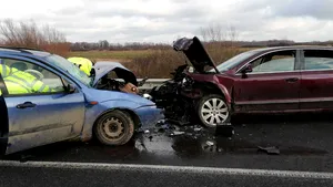 Accident grav în Timiş. Un mort şi nouă răniţi după impactul frontal dintre două maşini. FOTO