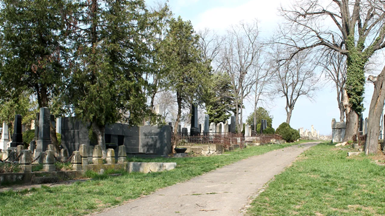 REPORTAJ - O fostă mezzo-soprană are în grijă de zeci de ani Cimitirul evreiesc din Iaşi: Sunt un fel de ghid turistic pentru cei care îşi caută strămoşii - FOTO