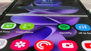 Utilizatorii Galaxy Z Fold 3 reclamă faptul că ecranul se sparge din senin. Compania Samsung a răspuns cu un video