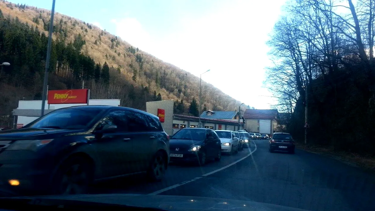 Aglomeraţie mare pe Valea Prahovei, după un weekend cu vreme frumoasă. Viteza medie cu care circulă maşinile este de 30 de km/h