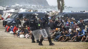 Migranții din Ceuta, evacuați de pe plajă, înaintea vizitei regelui și reginei Spaniei. Altețele vor petrece noaptea în exclavă