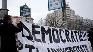 PROTESTE reluate, în centrul Capitalei. Manifestările, încheiate după patru ore, au fost îndreptate împotriva proiectului Roşia Montană, explorării gazelor de şist, dar şi noului Cod penal - FOTO