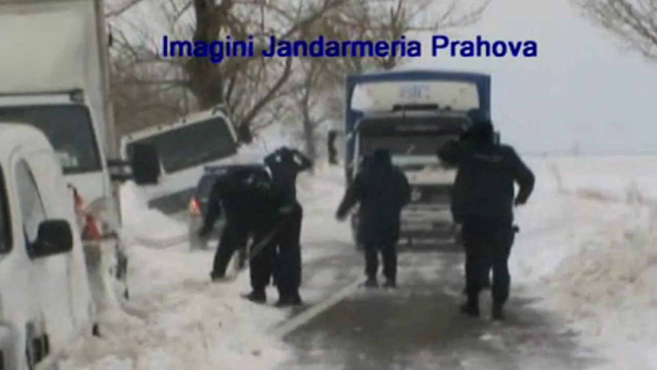 Prahova: Zeci de persoane blocate în maşini pe două drumuri naţionale, salvate de jandarmi şi pompieri - VIDEO