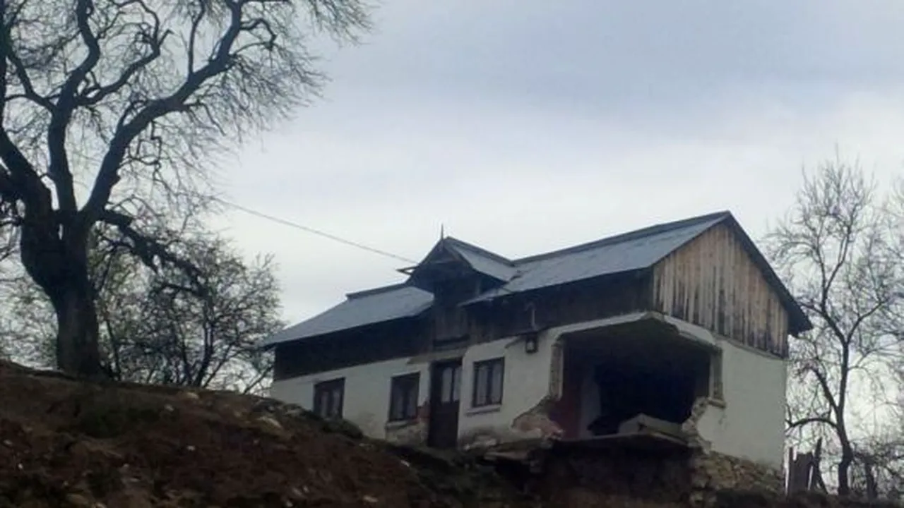 Alunecări de teren în judeţul Gorj: 14 persoane au fost evacuate - FOTO 