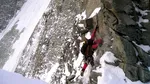 Un alpinist a rămas suspendat deasupra unei prăpăstii în timpul nopții. Ce au făcut echipele de salvare