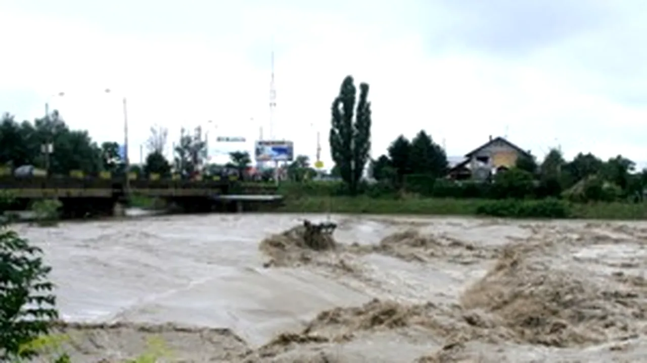 Prutul rămâne încă o zi sub avertizări cod portocaliu şi galben