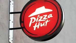 Lanțul de restaurante Pizza Hut detronat de Domino’s Pizza? Ar putea fi scos la vânzare din cauza vânzărilor slabe din ultimii ani