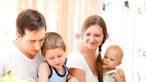 STUDIU: Şase la sută dintre părinţi exclud din start ideea de a-i spune copilului că este adoptat