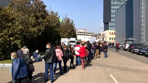 VIDEO Stai înghesuit la coadă la vaccin. Aglomeraţie la Romexpo: dozele de vaccin s-au epuizat şi a fost livrată o altă tranşă