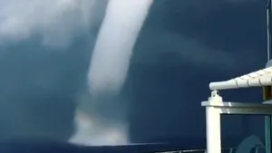 Tornadă impresionantă, filmată pe mare în apropiere de insula Santorini din Grecia
