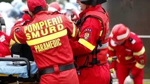 O elevă a căzut dintr-un autocar aflat în mers după ce a acționat din greșeală un buton de urgență