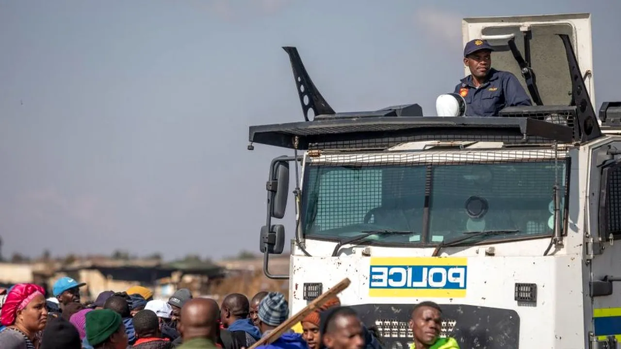 Scandal în Africa de Sud: 14 mineri acuzaţi de viol în grup au fost achitaţi