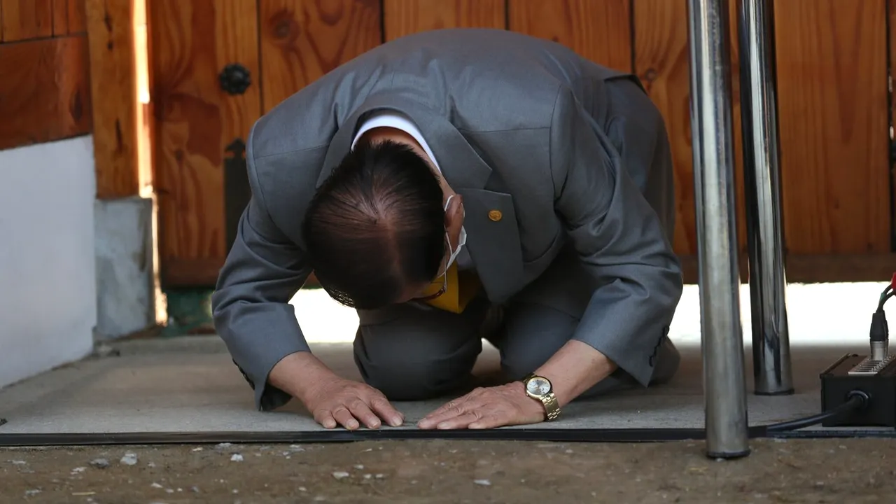 Scuze în genunchi din partea liderului sectei religioase care a răspândit nestingherită coronavirusul în Coreea de Sud