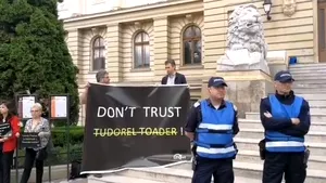 „Don’t trust Tudorel Toader”. Protest în faţa Universităţii Al.I. Cuza faţă de rector, ex-ministrul Justiţiei în Guvernul Dăncilă | VIDEO
