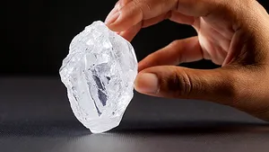 Cea mai mare piatră preţioasă, găsită în ultimul secol, s-a vândut pentru 53 de milioane de dolari