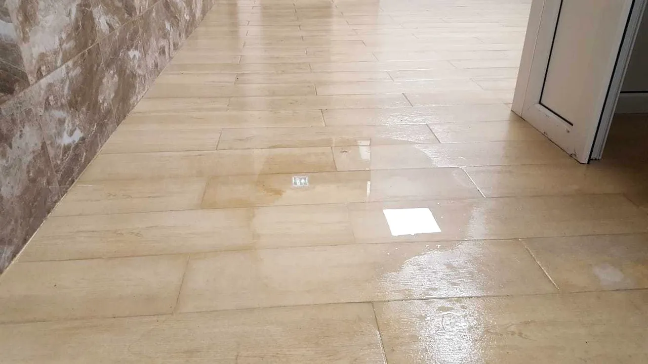 Toaleta publică din Cluj, care a costat 120.000 de euro, INUNDATĂ după doar două săptămâni de la deschidere