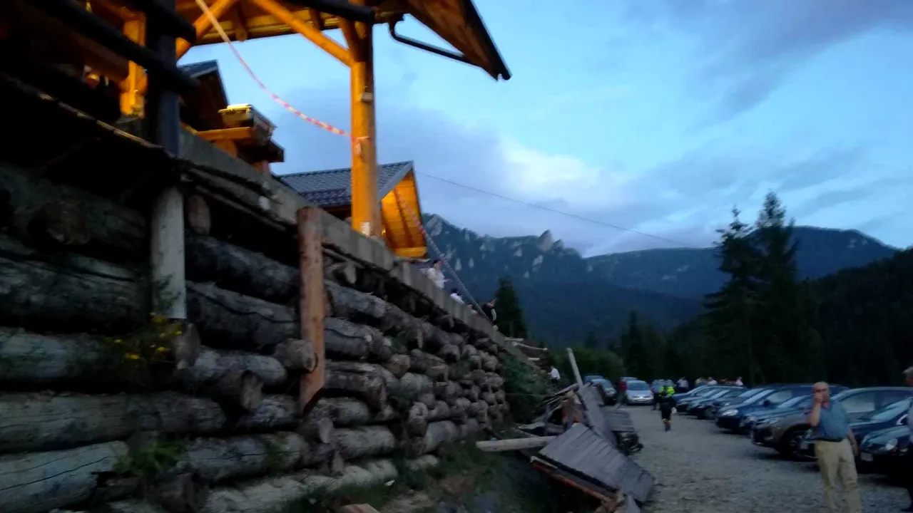 Poliţia a deschis o anchetă după ce mai mulţi nuntaşi au fost răniţi de ruperea unei balustrade, la o pensiune din Durău