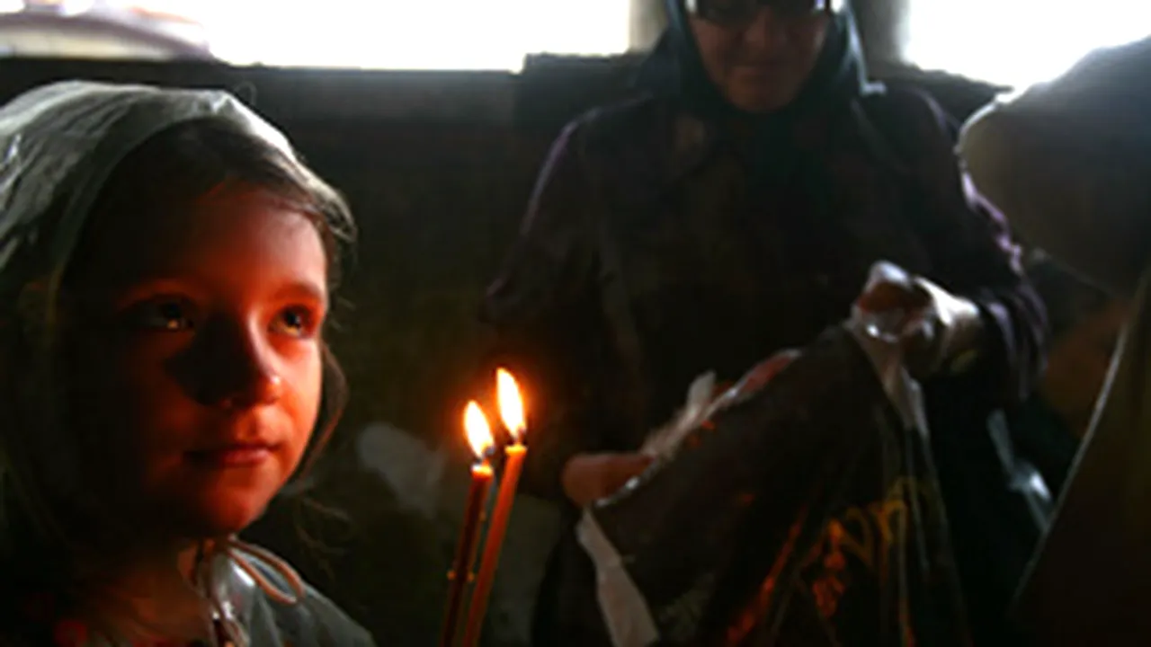 Mii de pelerini la catafalcul Patriarhului Teoctist