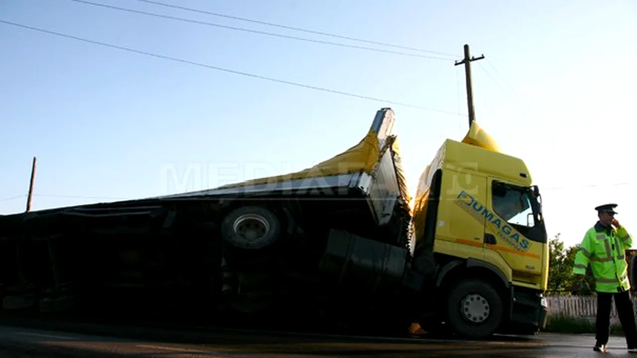 Alba: O persoană a fost rănită după ce două TIR-uri s-au ciocnit pe DN 7