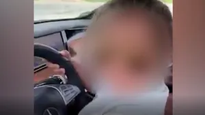 Minor din România, filmat de părinţi când conduce o maşină de lux. Imaginile, postate pe Facebook | VIDEO