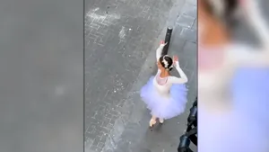 Prima zi în care spaniolii au avut voie să iasă din case. Oamenii nu au mai ţinut cont de reguli: de la surf, la ”Lacul Lebedelor” în mijlocul străzii | VIDEO