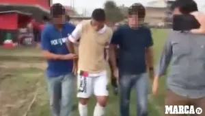 VIDEO Un fotbalist brazilian a fost arestat în timpul unui meci, fiind acuzat de jaf şi răpire