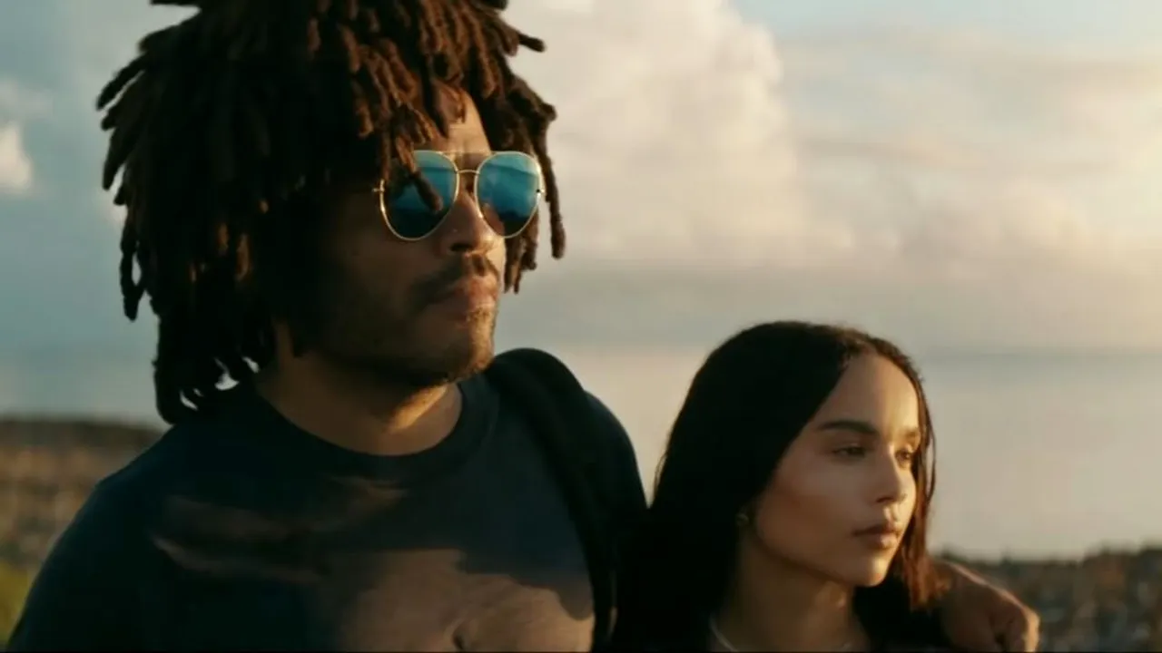 Celebrul cântăreţ de muzică rock Lenny Kravitz, la prima colaborare cu fiica sa, Zoë, într-o campanie publicitară | VIDEO