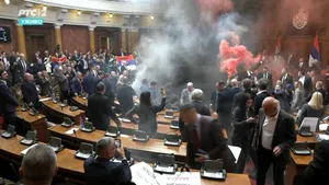 Scene ireale în Parlamentul Serbiei. Imagini ca pe stadion. Incident cu torțe și fumigene. Unei deputate i s-a făcut rău