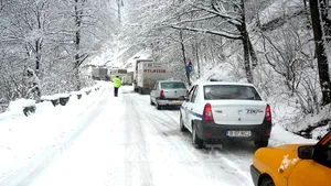 Circulaţie îngreunată din cauza zăpezii pe trei drumuri din Mehedinţi, Caraş-Severin şi Vâlcea