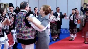 REPORTAJ: Ministrul Grapini a dansat pe melodii populare la târgul de turism şi s-a pozat cu o machetă cu Messi - FOTO