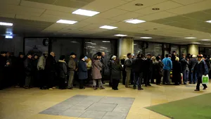 Peste 100 de persoane aşteaptă la coadă în Pasajul Universităţii să se vaccineze împotriva gripei