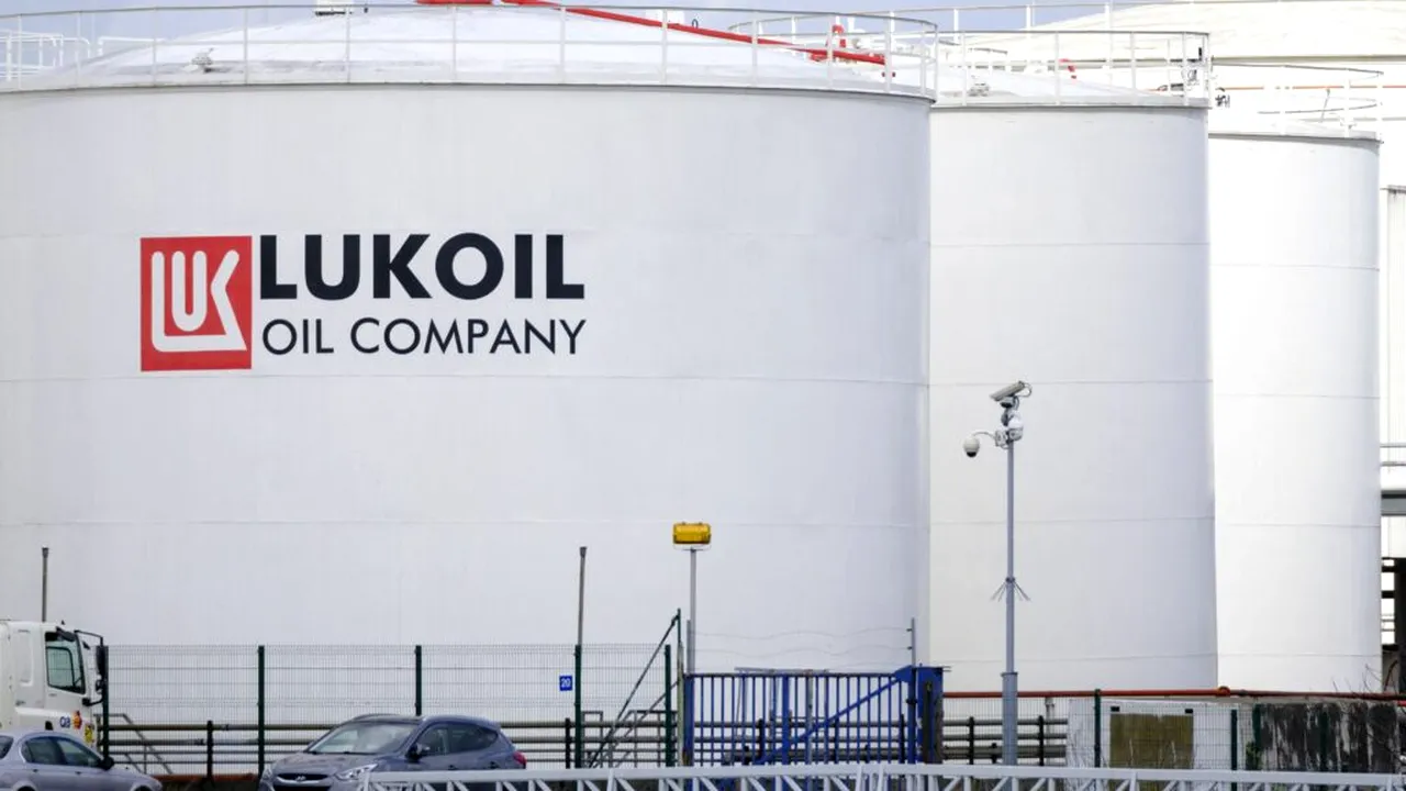Lukoil și-a vândut majoritatea activelor internaționale către fondul american Carlyle Group