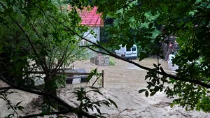 Efectele ploilor abundente, în judeţul Alba. Case inundate, persoane izolate şi alunecări de teren