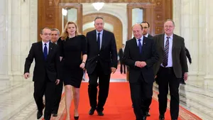 Băsescu le-a spus parlamentarilor PDL că trebuie să ia o decizie privind susţinerea Guvernului