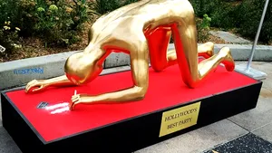 O statuetă Oscar care prizează cocaină, amplasată pe Hollywood Boulevard
