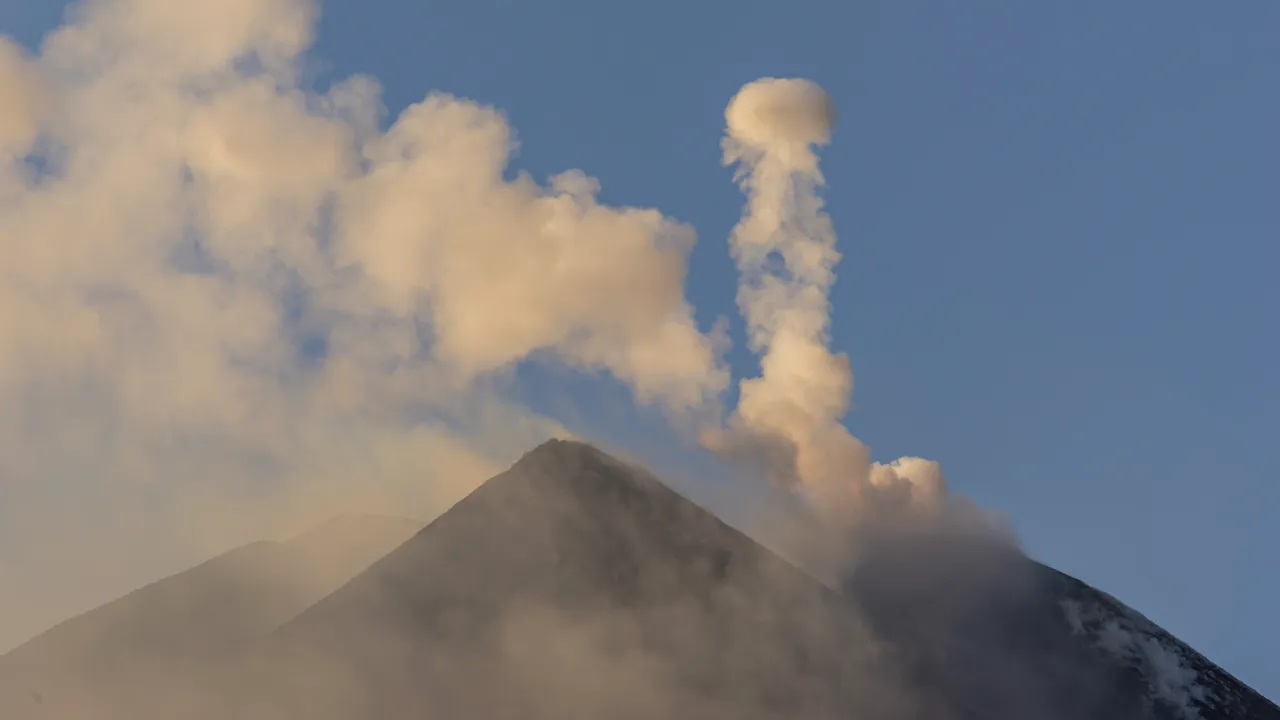 Erupţia vulcanului Etna închide aeroportul din Catania, Sicilia