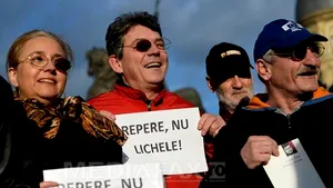 Sute de persoane în Piaţa Universităţii, la un miting pro-Pleşu după atacurile de la postul Antena 3 - FOTO