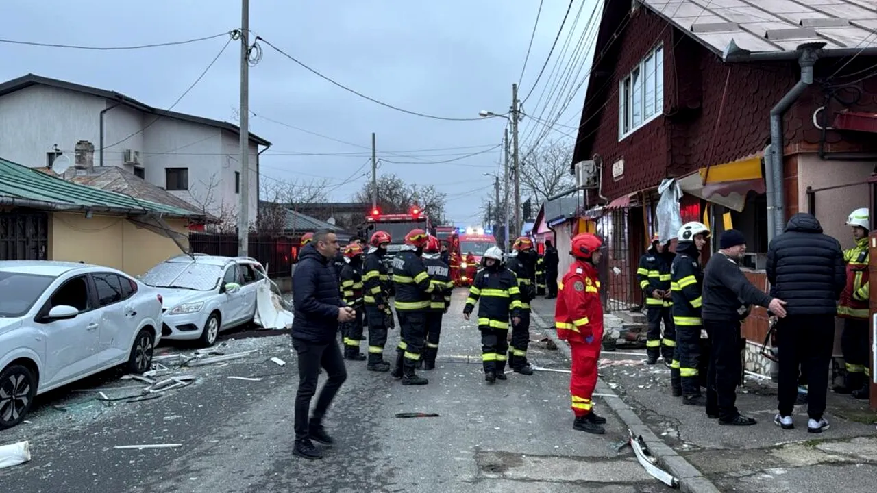 Explozie la o locuință din București. Două persoane au fost scoase din casă. Mașini avariate. VIDEO